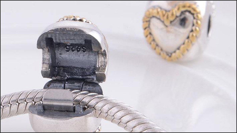 Charm chặn có kích thước nhỏ, được gắn vào những chỗ trống nhỏ trên vòng đeo tay